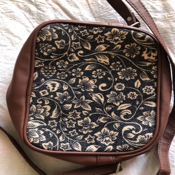Brand new zouk utility sling floral bag - Picture 2 of 6